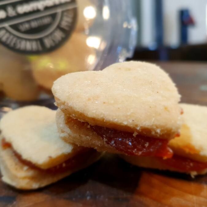 Biscoito de massa quebradiça com recheio de goiabada. Em formato de coração.