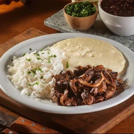 Arroz, feijão, fritas ou purê de batatas.