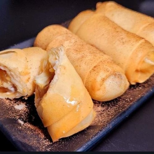 Harumaki recheado com doce de leite e chocolate branco.