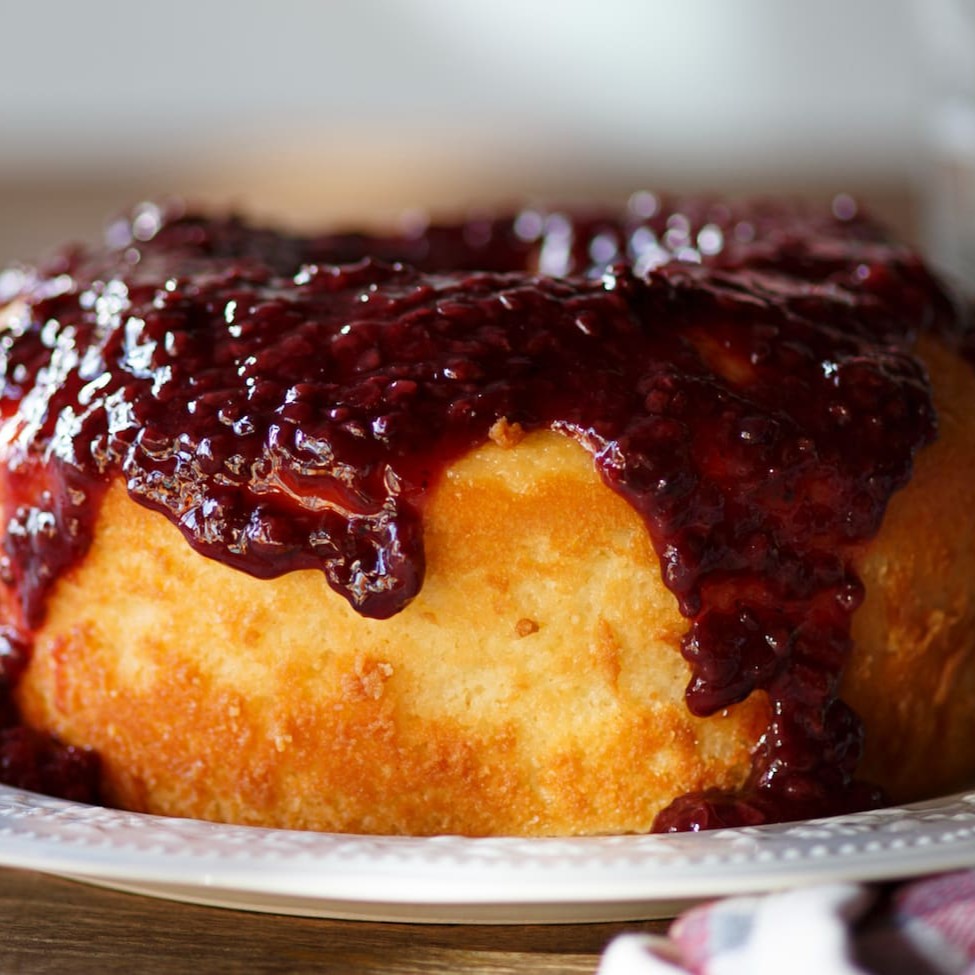 Feito com iogurte natural caseiro e suco de laranja, coberto com uma deliciosa calda de amoras.
Serve 16 fatias.