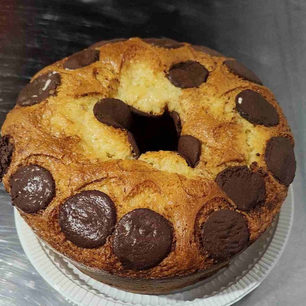 Encante-se com nosso Bolo Artesanal 'Baunilha com Gotas de Chocolate'. Este é um bolo de baunilha excepcionalmente saboroso, pontilhado com gotas de chocolate meio amargo, proporcionando uma combinação sublime de sabores. Cada mordida é uma experiência verdadeiramente inesquecível. É a opção perfeita para acompanhar o seu cafezinho da tarde, transformando esse momento em algo especial. Este bolo de qualidade superior é uma exclusividade nossa na região de Santa Cruz, sendo incomparável em sabor e textura. Experimente e descubra o prazer em cada fatia!