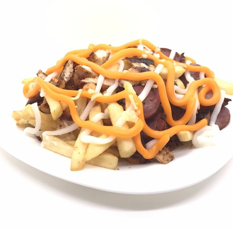 Batata frita grande, calabresa, frango fateado, Catupiry cheddar e molho especial.