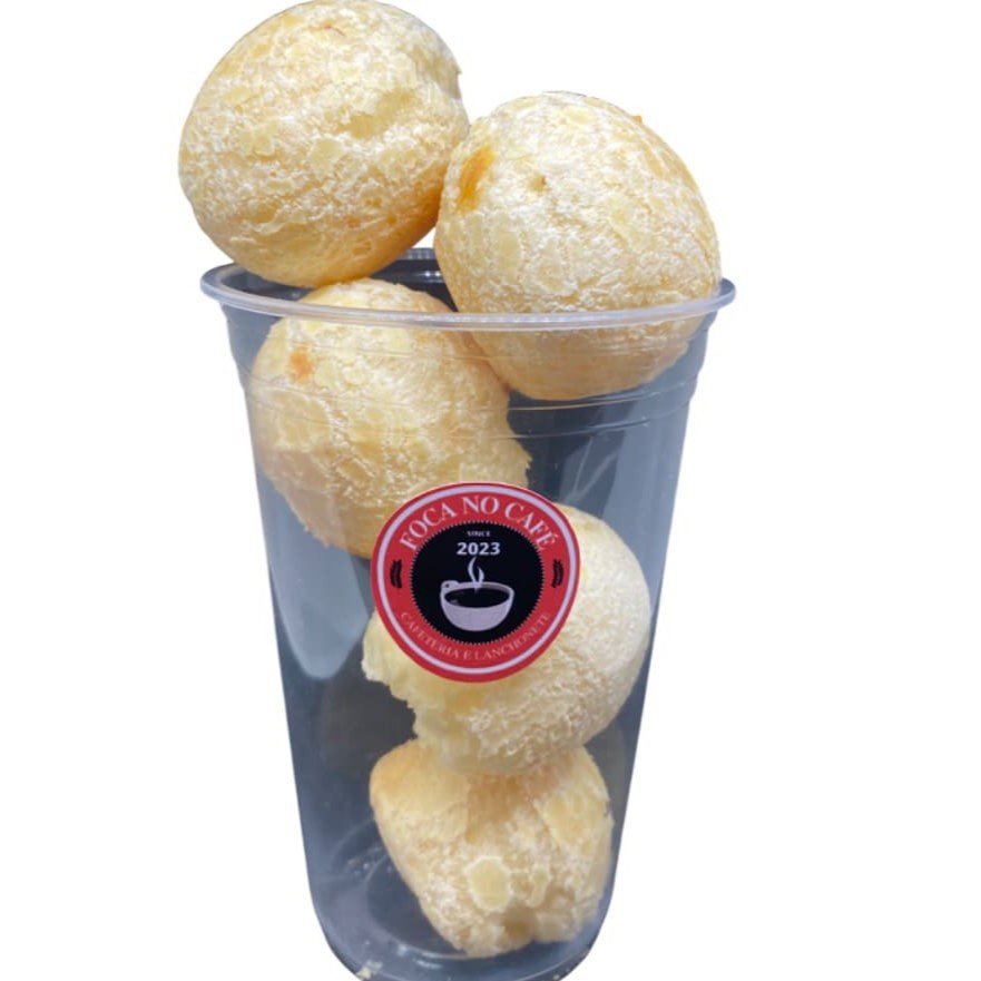 Copo recheado de sabor! Aproveite 5 pães de queijo quentinhos, macios por dentro e levemente crocantes por fora, servidos em um copo prático para você saborear onde quiser. Perfeitos para acompanhar seu café, lanche da tarde ou matar aquela fome no Dia a Dia!