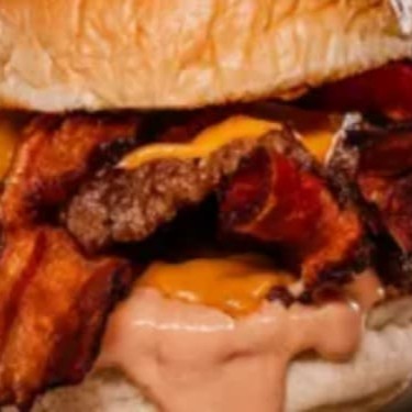 Pão Brioche, 200g De Carne Artesanal Recheda Com Queijo, Alface Americano, Cebola Caramelizada, Queijo Provolone Cremoso, Bacon E Molho Especial