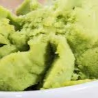 O tradicional condimento da culinária japonesa, com sabor picante e refrescante que realça o sabor do sushi e sashimi. Feito a partir da raiz-forte natural, o wasabi da nossa casa é fresco e na medida certa para despertar seu paladar sem perder a delicadeza.