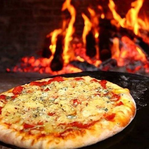 Massa grossa assada no forno a lenha, coberta com farta camada de frango desfiado suculento, cremoso Catupiry e um levíssimo molho pomodoro da casa. Sabor e crocância irresistíveis!