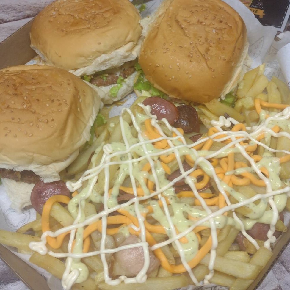 3  X  Tudo,  Batata  (m)  1 Guarana 2  Litros embalagem  na  caixa  de  pizza