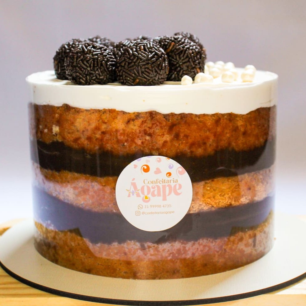 Maravilhoso bolo com uma massa macia e úmida, duas camadas de brigadeiro gourmet, finalizado com chantininho e docinhos. Serve até 15 Fatias  ------ tags ----- Entrega rápida , grátis , 0,99 , 0800 , desconto , promoção , cupom , barato , oferta , menor preço , frete grátis , presente , surpresa , gostoso , preço baixo , combo , festa , aniversario , parabéns , vela , família , confeitaria , doceria , doces , bolos , Dia dos Pais , Dia das Crianças , musse , bolo gelado , afogadinho , brigadeirão , mini , uva , dois amores , caseirinho , Kinder bueno , canela , cobertura , amargo , Prestígio , Sonho de Valsa , milho , mandioca , fubá , goiabada , cenoura , churros , quebra queixo , pé de moleque , granulado , geleia , maracujá , Coockie , granulê , baunilha , coxinha de frango , Catupiry , carne seca , quiches , risole , empadas , pastel , pizza , Salgado , tortinha , salgada , kibe , frito , sequinho , bolinho , muçarela , bacon , Porção , bolinha de queijo , rissole