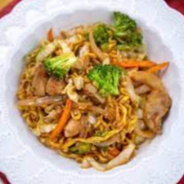 Macarrão, legumes e frango.