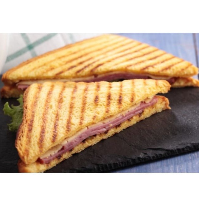 Uma fatia de presunto e uma fatia de queijo. Foto meramente ilustrativa.