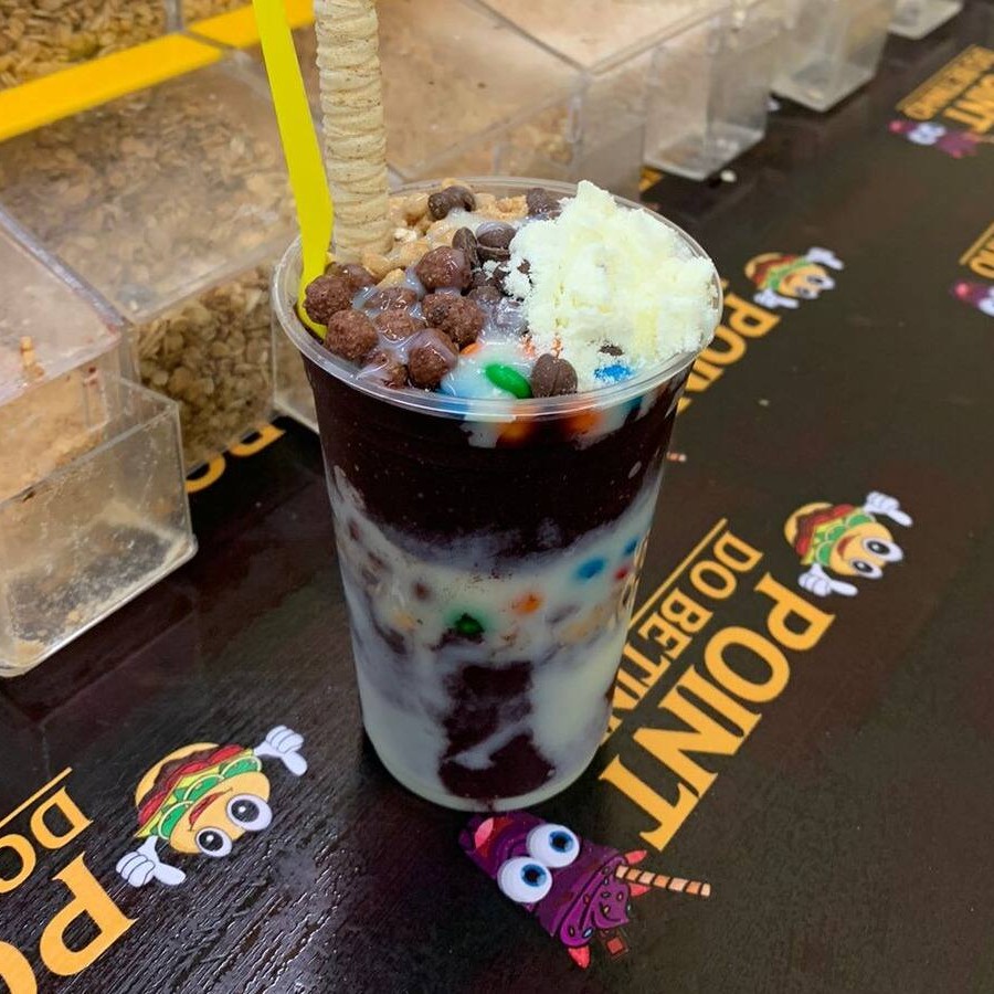 Desfrute do nosso Copo 300 ml de Açaí Artesanal, uma experiência única e inesquecível. Este prato é um verdadeiro deleite para os amantes de açaí, feito manualmente com amor e cuidado para garantir o sabor mais autêntico. Cada gole transborda com a rica e vibrante essência do açaí, levando você a uma jornada culinária emocionante. Este açaí não é apenas uma refeição, mas uma expressão de arte e paixão. Prove e sinta a diferença de um açaí genuinamente artesanal!