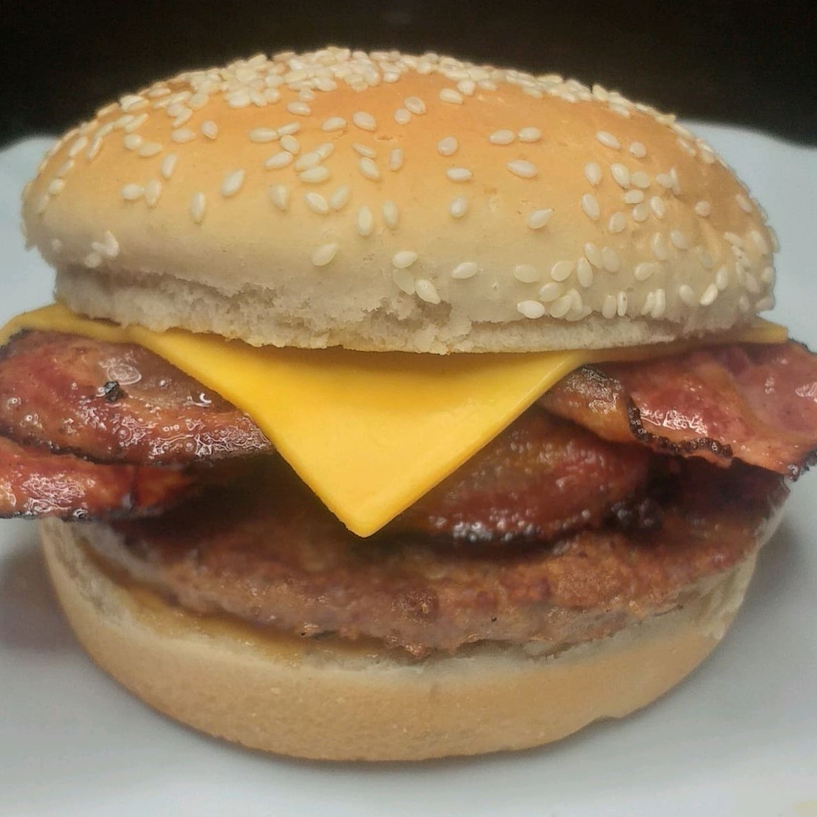 Pão com Gergelim, 1 Picanha 90g, 1 Fatia de Cheddar, Bacon E Molho