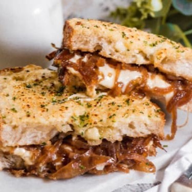Pão Sourdough com molho bechamel, queijo gruyere, cama de cebolas caramelizadas, e parmesão gratinado.