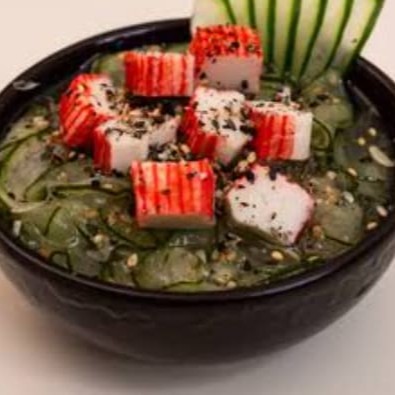 Sunomono é um pepino japonês em conserva, com kani e finalizado com gergelim