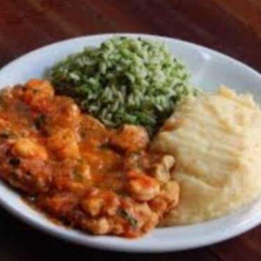 Filé de Peixe Grelhado com molho de Camarão (acompanhado de arroz com brócolis e pure de batata)..