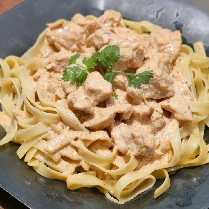 Pedaços tenros de Frango em um molho cremoso de creme de leite, harmonizados para uma explosão de sabor. É uma delícia reconfortante e irresistível.