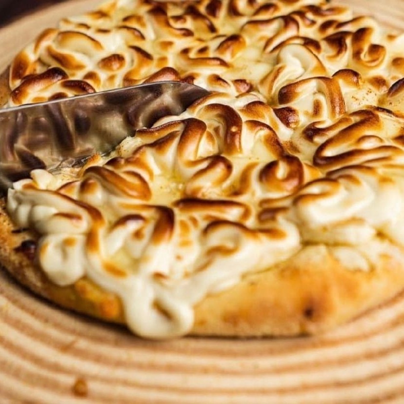 Queijo muçarela,banana,açúcar,canela,chocolate branco e Catupiry. Tamanho: 20 cm.