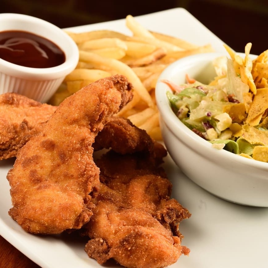 Crocantes chicken fingers, filézinhos de frango empanados. Escolha dois acompanhamentos.