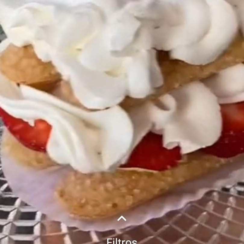 Biscoito shapanhe com creme branco morango e chantyninho