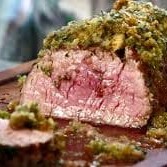 Filé mignon suculento com uma crosta crocante e dourada, acompanhado de um cremoso arroz à piamontese e brócolis frescos. Uma combinação sofisticada e deliciosa, perfeita para quem aprecia sabores marcantes e uma refeição equilibrada.