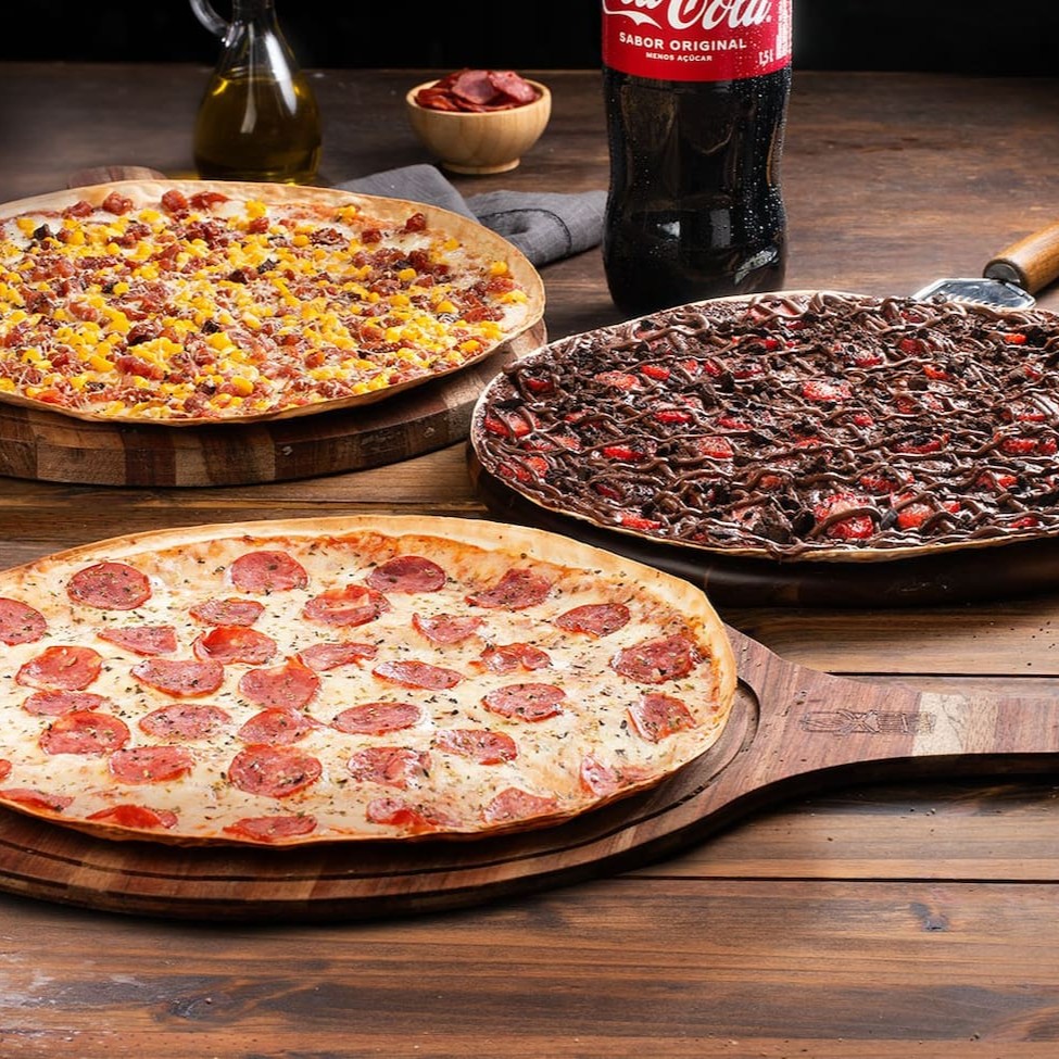 Compre 2 Pizzas Grandes Salgadas 35cm, mais uma Pizza Doce Grande 35cm e o Refrigerante é cortesia!