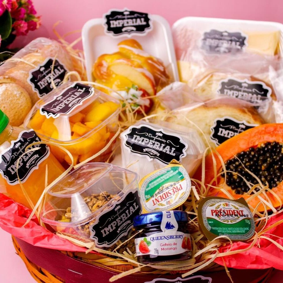 Cesta Contendo: 01 suco de laranja 300ml                   01 iogurte integral com granola                                                       02 un torrada Petrópolis                      04 fatias de queijo prato 04 fatias de presunto 01 mini geleia                                                           2 mini manteigas 100g de biscoito amanteigados 6 un mini croissants recheados 01 potinho de salada de frutas 01 pão doce  01 bolo imperial 01 grissini 01 1/2 mamão papaya  Todas nossas opções de cestas são disponibilizadas com papel seda e celofone   Obs: no caso de indisponibilidade de algum item, este será substituído por outro de valor equivalente ao em falta.  imagem ilustrativa.