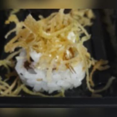 Uramaki philadelfia, finalizado com cream cheese, teriaki, e alho poró