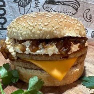 Pão,2 carnes,queijo,cebola caramelizada e cream cheese Philadelphia.  Feito com o melhor cream cheese.