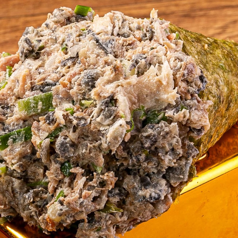 Pele do salmão frito arroz cream cheese e cebolinha