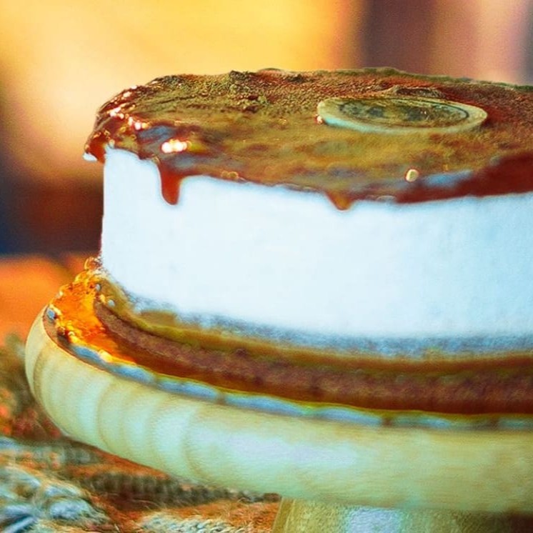 Apresentamos a nossa tentadora Torta de Banoffee - 12 Fatias. Esta delícia é uma combinação sublime de sabores, com um sorvete de banana suave e cremoso, generosamente coberto com um doce de leite aveludado e ultra rico. A geleia de banana, com um toque de canela, acrescenta um sabor complexo que cativa o paladar. Essa maravilha é harmoniosamente assentada em uma base de biscoito amantegado crocante, que adiciona uma textura inesquecível. Uma obra-prima que faz parte da nossa categoria de 'Tortas de Gelato Italiano!', trazendo um pedacinho da Itália para você. Experimente!