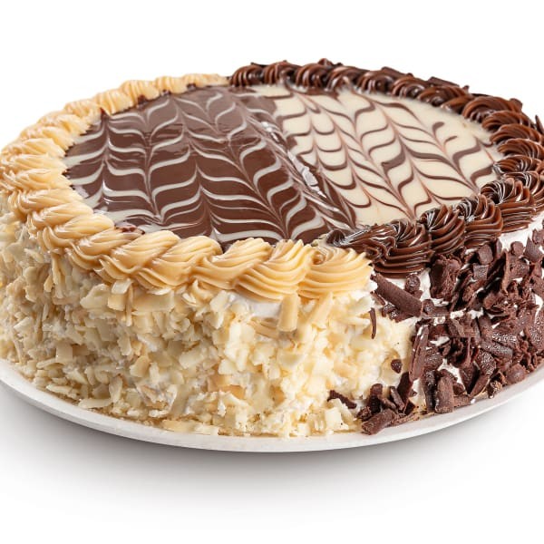 Bolo branco e bolo de chocolate com recheio de chocolate preto e branco, ganache de chocolate preto e branco.