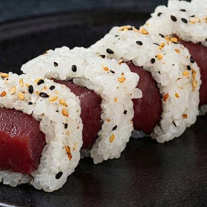 Camada de Arroz Japonês e Gergelim recheado com Alga, atum, Cream Cheese e Cebolinha