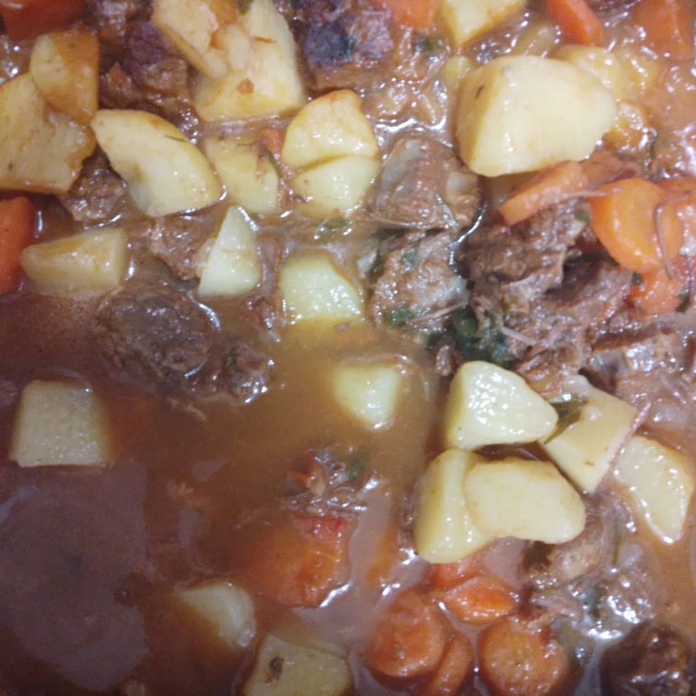 Picadinho de carne de Vaca, Arroz, feijão, Macarrão, legumes e farofa