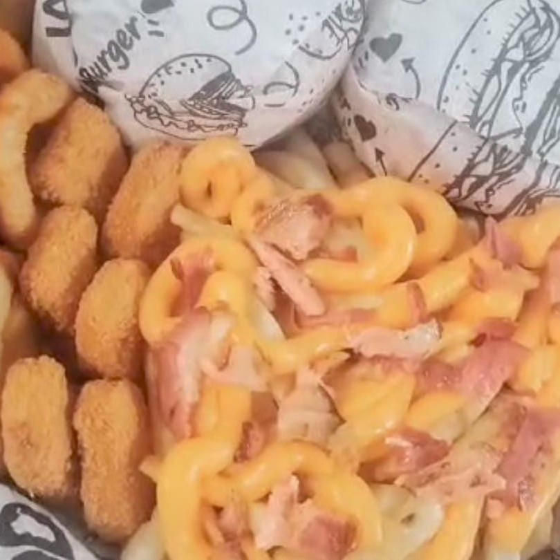 3 x-tudo Porção de batata  Anel de cebola  Nuggets  Cheddar cremoso, calabresa,bacon      #Fotos ilustrativa #