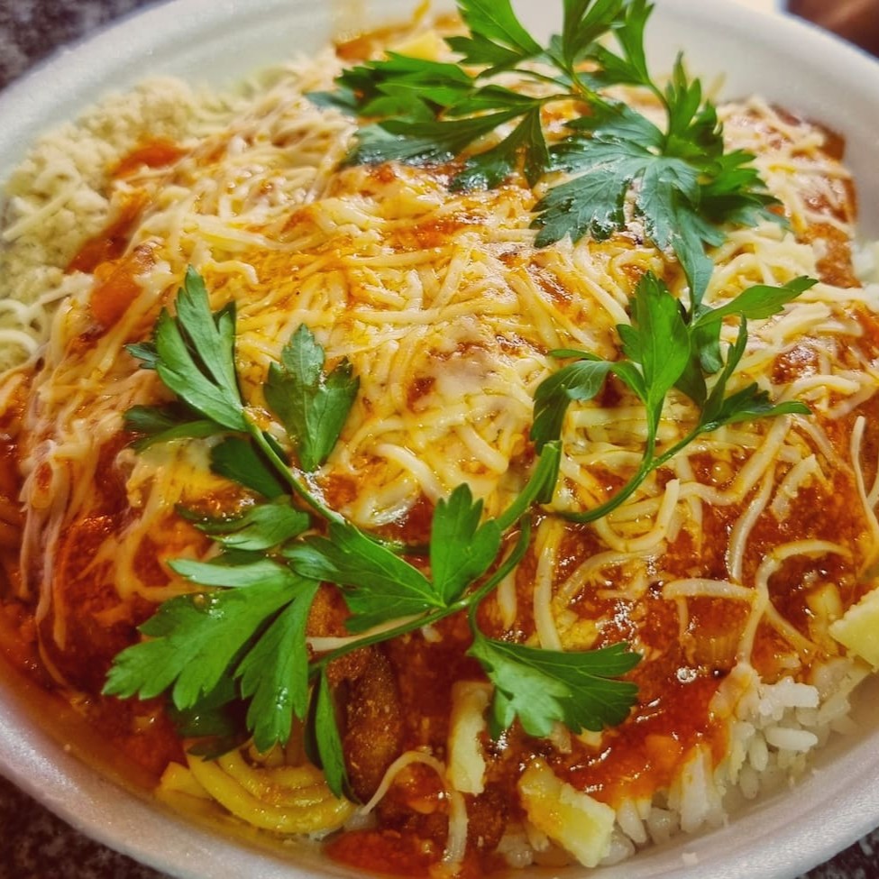 Delicie-se com nosso 'Frango à Parmegiana para Compartilhar', uma opção incrivelmente saborosa e generosa. O suculento frango é generosamente coberto com um molho rico e intensamente saboroso, complementado por uma camada exuberante de queijo derretido, tornando-o uma refeição irresistível para duas pessoas. O prato é habilmente acompanhado por arroz soltinho, feijão caseiro, farofa crocante, batatas fritas douradas e uma refrescante salada colorida. A apresentação é cuidadosamente planejada, com cada componente embalado separadamente para facilitar o compartilhamento, garantindo que você tenha uma experiência culinária memorável.