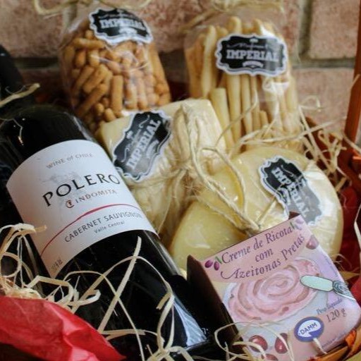 Cesta Contendo: 1 garrafa de vinho 150g grissini Imperial 100g queijo Gruyère ou provolone 200g de queijo gouda ou bola  01 creme de ricota (salmão ou azeitonas) 02 barra de chocolate 150g petit four salgado Imperial  Todas nossas opções de cestas são disponibilizadas com papel seda e celofone   Obs: no caso de indisponibilidade de algum item, este será substituído por outro de valor equivalente ao em falta.  imagem ilustrativa.