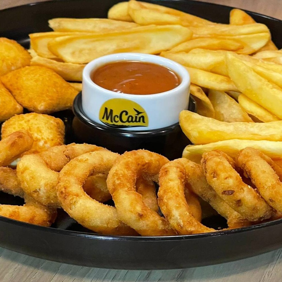 Mix de petiscos com 320g de batata canoa, 08 onion rings e 06 crispy de queijo gouda. Acompanha molho da casa à base de curry.