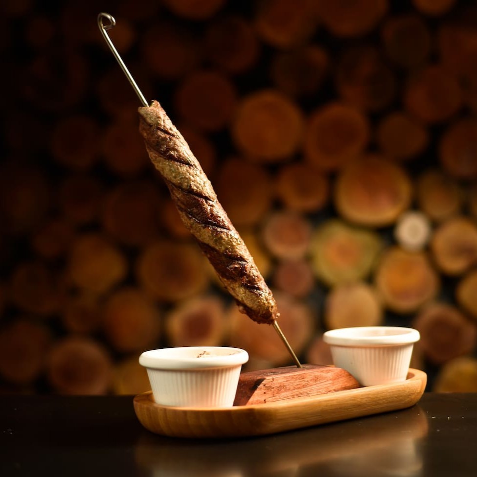 Acompanha molho á campanha e farofa