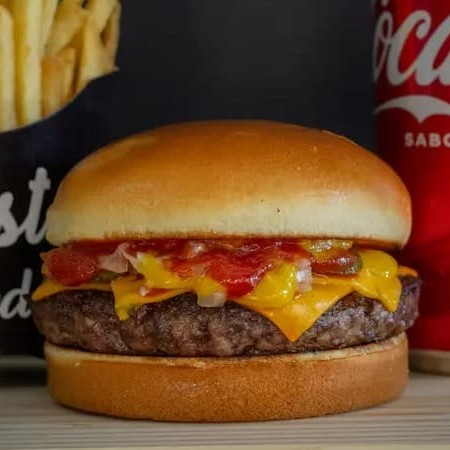 Pão brioche, carne artesanal 100g, 2 fatias de queijo, cebola picadinha, picles, ketchup de picles heinz, mostarda heinz