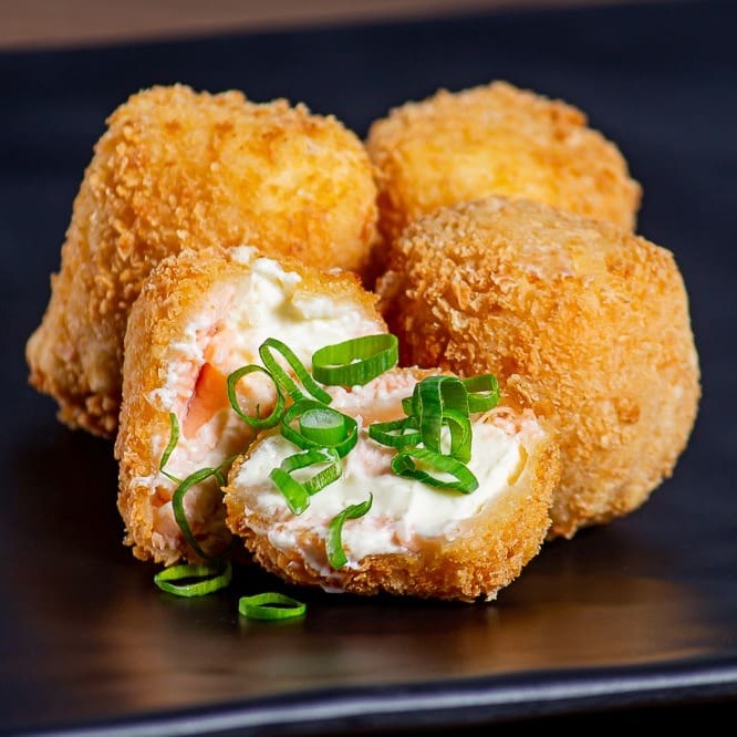 Enrolado de salmão com cream cheese empanado.