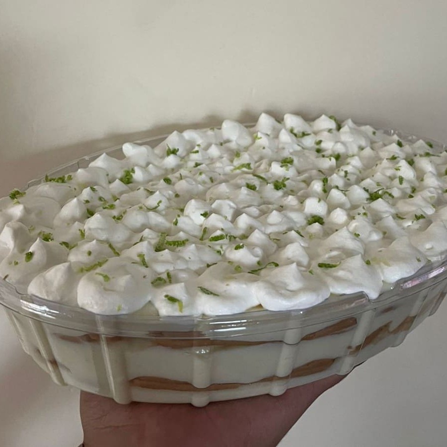 Mousse de limão com biscoito maisena e cobertura de chantilly