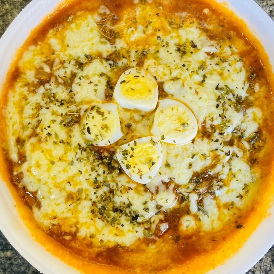 Macarrão espaguete com molho bolonhesa delicioso, coberto por queijo muçarela, ovos de codorna e orégano na finalização.   Obs.: - Embalagem Pt102. - Ideal para 1 pessoa.  Esperamos que você tenha uma excelente refeição!