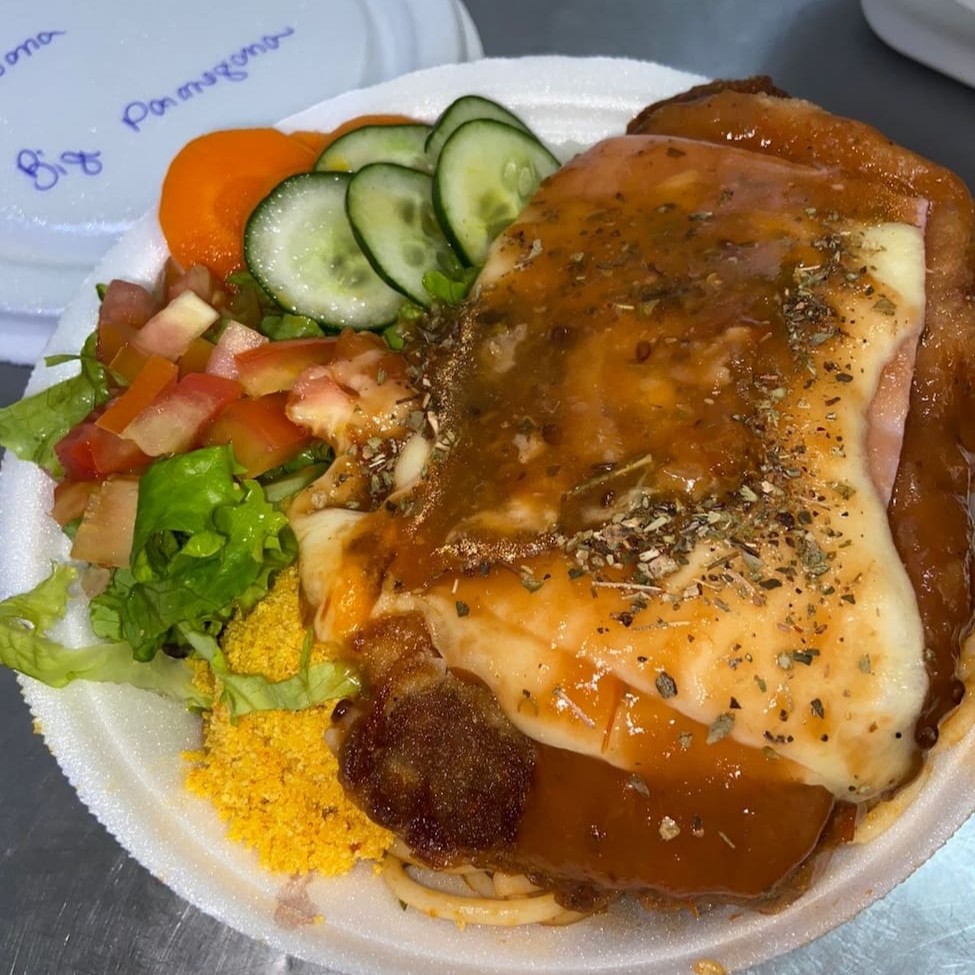 Acompanha: arroz, feijão, macarrão, farofa e salada (variadas)