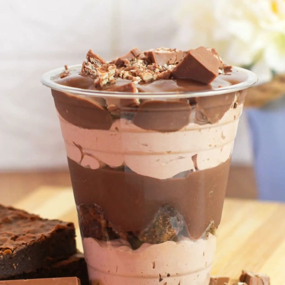 Mousse de Chocolate, brigadeiro cremoso de chocolate e finalizado com docinho de brigadeiro.