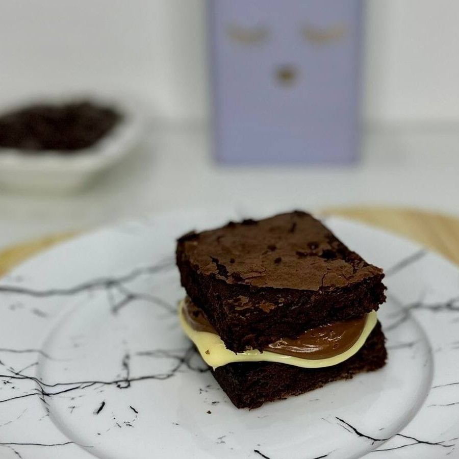 Duas camadas de brownie macio e intenso em sabor, recheadas com uma combinação irresistível de Nutella e brigadeiro de Ninho artesanal. Uma explosão de texturas e sabores que derrete na boca! Perfeito para quem ama sobremesas com personalidade e muito sabor! Aprox 120