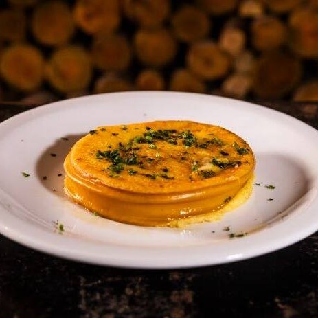 Fatia de provolone grelhado, molho chimichurri. Acompanha um pão de alho