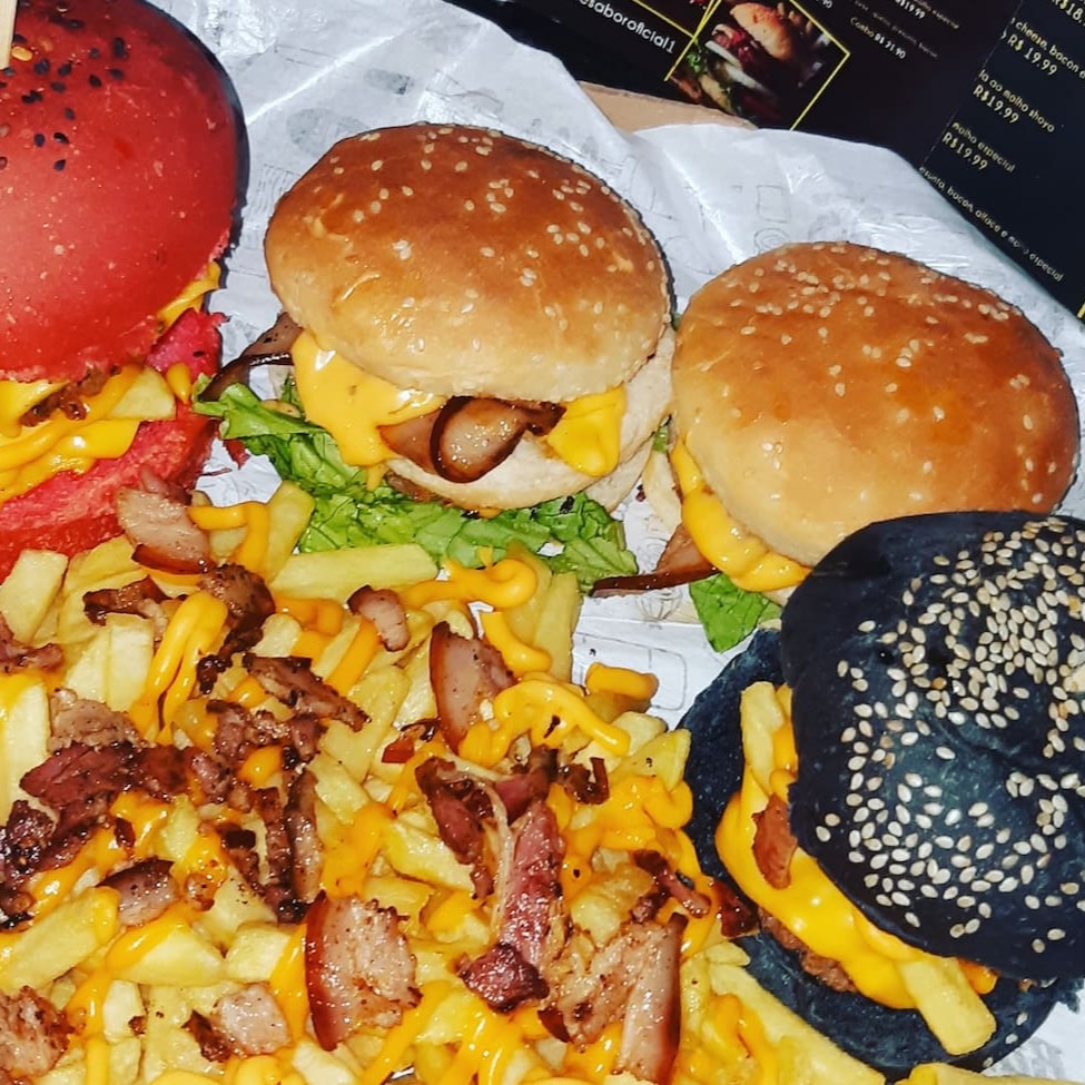 2 hambúrguer artesanal ( Carne artesanal bacon molho Billy Jack e alface) 2 xtudo carne ovo queijo presunto bacon molho Billy Jack e alface,   + batata frita bacon e cheddar