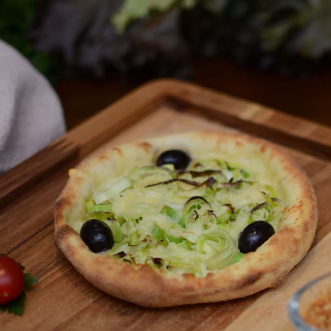 Mussarela gratinada com parmesão, alho-poró e azeitona portuguesa. Produto linha Saudável / Fitness