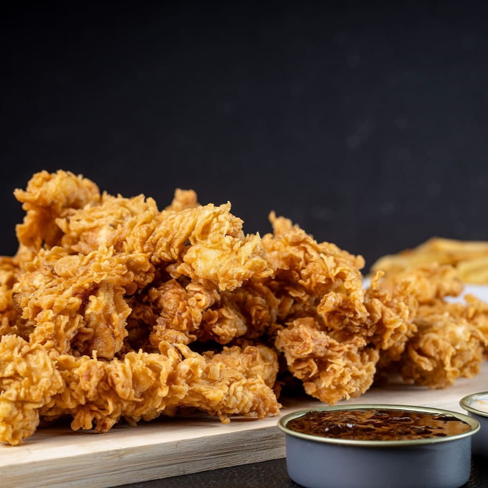 14 filezinhos crispy e uma porção de batata frita tamanho G, feita com batata natural e frita na hora, sem conservantes. Acompanha 3 potes de molho Grátis. Perfeito pra dividir ou se jogar com força na crocância.