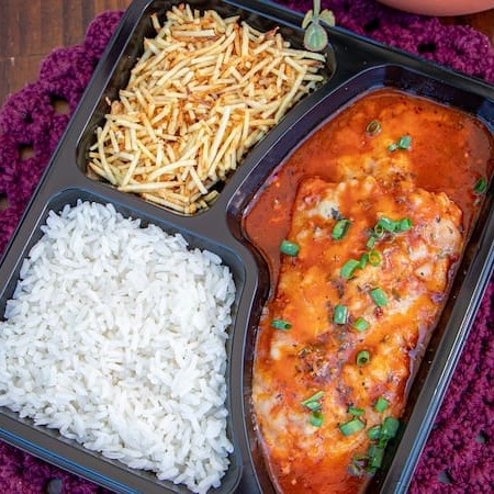 Marmita executiva individual (aprox. 550g): arroz branco soltinho, batata palha crocante e filé de frango à parmegiana com molho caseiro e queijo gratinado. Ideal pra matar a fome com sabor e praticidade! ️